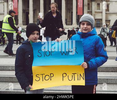 London, England - 5. 2022. März: Ukrainische Anti-Kriegs-Demonstration auf dem Trafalgar Square Stockfoto