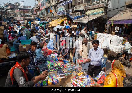 Straßenverkäufer im Sadar Bazaar in der Altstadt von Delhi, Indien Stockfoto