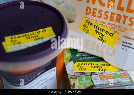 Preisreduzierte Lebensmittel in einem Sainsbury's Supermarkt Stockfoto