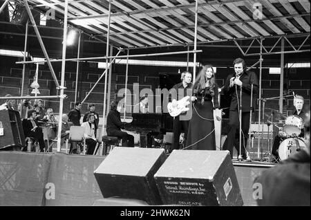 Johnny Cash und June Carter an der Spree '73, einem großen christlichen Festival in der Wembley Arena, London. 1.. September 1973. Stockfoto