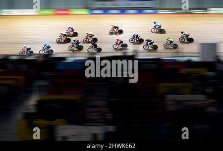 Allgemeiner Blick auf die Aktion des Women's Point Race am vierten Tag der HSBC UK National Track Championships im Geraint Thomas National Velodrome, Newport. Bilddatum: Sonntag, 6. März 2022. Stockfoto