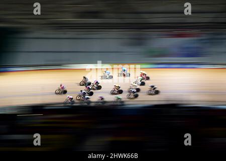 Allgemeiner Blick auf die Aktion des Women's Point Race am vierten Tag der HSBC UK National Track Championships im Geraint Thomas National Velodrome, Newport. Bilddatum: Sonntag, 6. März 2022. Stockfoto