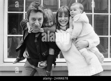 Jane Birkin & Serge Gainsbourg mit Familie, Kate Barry (aus Janes erster Ehe) und Charlotte Lucy Gainsbourg, zusammen zu Hause in Paris, Frankreich, am Sonntag, 7.. Mai 1972. Stockfoto