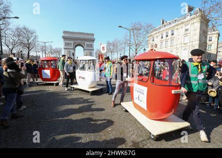 2000 SCHAFE AUF DEN CHAMPS ELYSEES Stockfoto