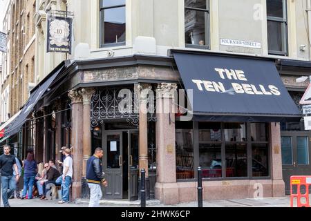 London, Großbritannien, 1. Juli 2012 : das öffentliche Haus der zehn Glocken in Spitafields, das für seine Zusammenarbeit mit Jack the Ripper bekannt ist und ein beliebter Tourist ist Stockfoto