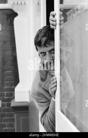 Oliver Reed, britischer Schauspieler, genießt ein paar Drinks in seinem lokalen Pub, The Dog and Fox, Donnerstag, den 24.. August 1972. Stockfoto