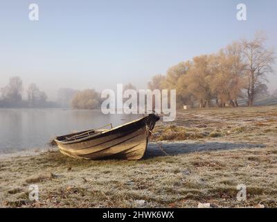 Ein vergessenes Fischerboot im Nebenfluss der Donau bei Novi Sad, Serbien. Stockfoto