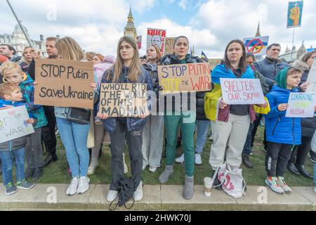 London, Großbritannien. 6. März 2022. Auf dem Parlamentsplatz versammeln sich Menschen, um Solidarität und Protest gegen die anhaltende Krise in der Ukraine zu zeigen. Penelope Barritt/Alamy Live News Stockfoto