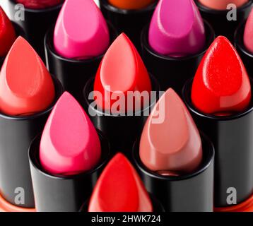 Liebe deine Lippen. Studioaufnahme eines farbenfrohen Lippenstifts. Stockfoto