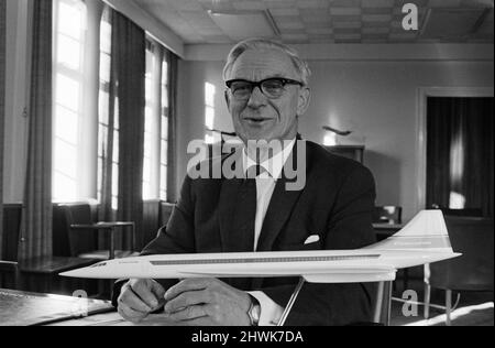 Dr. Archibald Russell, der in den Ruhestand tretende Vorsitzende der British Aircraft Corporation, Filton Division, und der Designer von Concorde, auf seinem Schreibtisch in Filton vor ihm abgebildet, ist sein persönliches Modell von Concorde. 1.. Januar 1971. Stockfoto