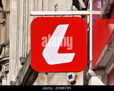 Cardiff, Wales, UK, 25. Februar 2022 : Ladbrokes-Logo-Werbeschild vor dem Einzelhandelsgeschäft im Stadtzentrum, Stockfoto Stockfoto