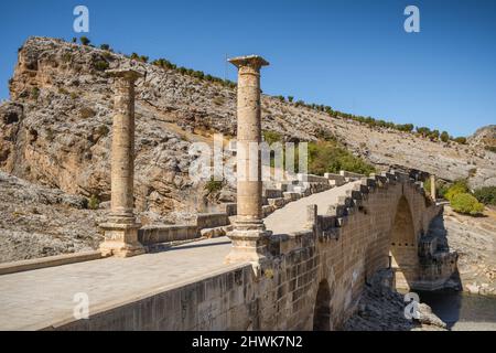 Severan Bridge historische römische Brücke in der Adiyaman Provinz, südöstlich der Türkei. Stockfoto