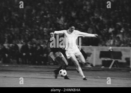 Finale der Europapokal-Pokalsieger 1973 im Kaftanzoglio-Stadion in Thessaloniki, Griechenland.AC Milan 1 V Leeds United 0. Das Bild zeigt: Action während des Spiels. Während des Spiels hatten Leeds Tore nicht erlaubt, mehrere Strafeinsprüche wurden abgelehnt und ein Spieler, der vom griechischen Schiedsrichter Christos Michas geschickt wurde, verlor das Spiel durch einen indirekten Freistoß, der direkt genommen wurde. Michas wurde später wegen Spielabsprachen vor einem griechischen Gericht verurteilt und mit einer Geldstrafe belegt, ins Gefängnis geschickt und von der UEFA lebenslang vom Schiedsgerichtsverfahren ausgeschlossen. 16. Mai 1973. Stockfoto