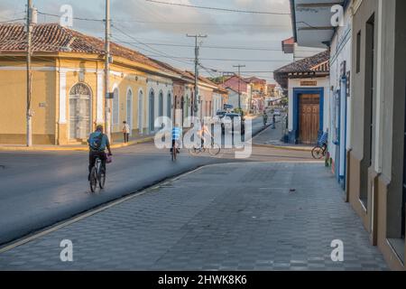 Fahrradfahrer auf einer ruhigen Straße in Grenada, Nicaragua. Stockfoto