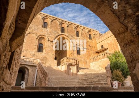 Eingang zum Kloster Mor Hananyo in Mardin, Osttürkei Stockfoto