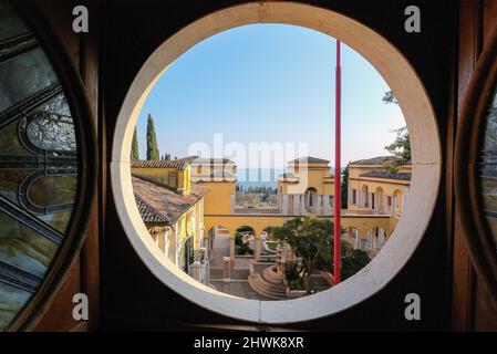 Gardone Riviera, Italien - märz 5 2022 - Vittoriale degli Italiani, Residenz des italienischen Dichters Gabriele D’Annunzio - Panoramablick auf den Gardasee Stockfoto