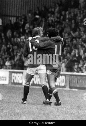 Huddersfield 0-3 Manchester United, Ligaspiel in der Leeds Road, George Best und Denis Law feiern, nachdem Law am Samstag, den 9.. Oktober 1971, das zweite Tor von United erzielt hatte, Huddersfield Town. Stockfoto