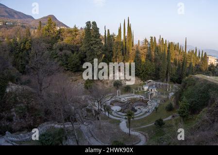 Gardone Riviera, Italien - märz 5 2022 - Vittoriale degli Italiani, Residenz des italienischen Dichters Gabriele D’Annunzio - Panoramablick auf die Gärten Stockfoto