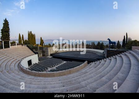 Gardone Riviera, Italien - märz 5 2022 - Vittoriale degli Italiani, Residenz des italienischen Dichters Gabriele D’Annunzio - Panoramablick auf die Amphibie Stockfoto