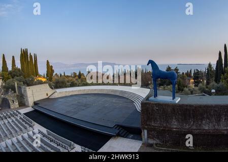 Gardone Riviera, Italien - märz 5 2022 - Vittoriale degli Italiani, Residenz des italienischen Dichters Gabriele D’Annunzio - Panoramablick auf die Amphibie Stockfoto