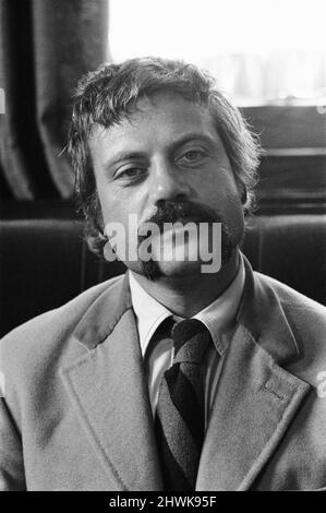 Oliver Reed, britischer Schauspieler, genießt ein paar Drinks in seinem lokalen Pub, The Dog and Fox, Donnerstag, den 24.. August 1972. Stockfoto