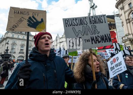 London, Großbritannien. 6. März 2022. Die Demonstranten, die die Regent Street entlang marschieren, zeigen Solidarität mit den Menschen in der Ukraine bei einem von der Koalition „Stop the war“ organisierten Protest. Die russische Invasion in der Ukraine dauert bis in den 11.. Tag an. Kredit: Stephen Chung / Alamy Live Nachrichten Stockfoto