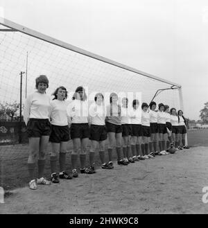 Southampton Ladies Football Club bereiten sich auf ihr großes Spiel vor. Von links nach rechts, Sue Lopez 25, Louise Cross 17, Lynda Hale 17, Pat Judd 18, Sue Buckett 26, Karen Buchanen, Maureen Fall 19, Pat Davies 16, Barbara Birkett 24, Jill Long 19, Lesley Lloyd 23 (Captain), Jean Seymour 35 und Dot Cassell 18. 8. Mai 1971. Stockfoto