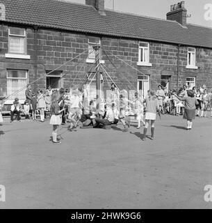 Maypole Dancing, Skinningrove School, Redcar and Cleveland, North Yorkshire, England, Ca. Mai 1971. Stockfoto