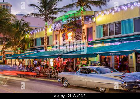 Miami Beach, Florida, Ocean Drive, Mango's Tropical Cafe, Restaurants im Freien, Abendessen, Nachtleben, Oldtimer 1959 Cadillac DeVille Stockfoto