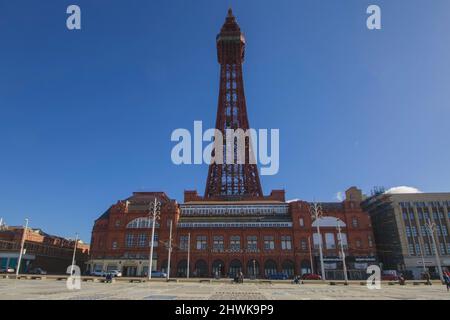Der legendäre Blackpool Tower an der Strandpromenade in Lancashire, Großbritannien Stockfoto