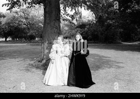Die Dreharbeiten zu „Mary, Queen of Scots“ begannen in den Shepperton Studios. Glenda Jackson spielt Elizabeth I. von England und Vanessa Redgrave ist Mary, Königin der Schotten. 13. Mai 1971. Stockfoto