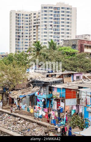 Mumbai Indien, Dharavi Shahu Nagar, Slum Shanties arme Armut untere Hindu-Kaste, einkommensschwache Müllabfuhr Ghetto-Häuser, modernes Hochhaus-Appartementgebäude Stockfoto