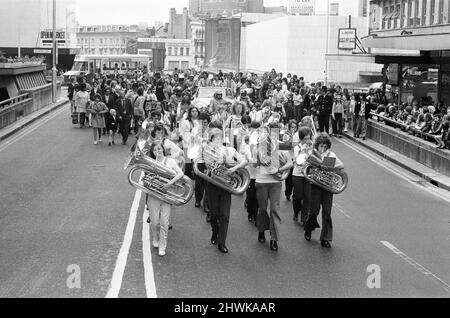 Take Me High 1973, Dreharbeiten von Prozessionsszenen auf den Straßen von Birmingham, Samstag, 9.. Juni 1973, mit Cliff Richard. Stockfoto