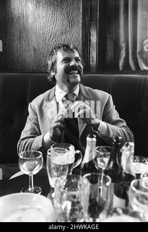 Oliver Reed, britischer Schauspieler, genießt ein paar Drinks in seinem lokalen Pub, The Dog and Fox, Donnerstag, den 24.. August 1972. Stockfoto