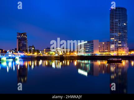 Der Opel und das Boot am Ufer des Flusses Lagan, Belfast, Nordirland Stockfoto