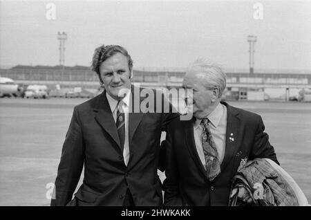 Der Manager von Leeds United, Don Revie, und Regisseur Bob Roberts, während das Team nach dem EM-Finale 1973 gegen AC Mailand im Kaftanzoglio-Stadion in Thessaloniki, Griechenland, zum Flughafen Manchester zurückkehrt. Leeds verlor 0-1 im Finale nach einigen umstrittenen Entscheidungen des griechischen Schiedsrichters Christos Michas. 17. Mai 1973. Stockfoto