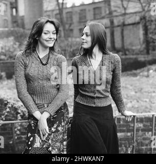 Lesley Anne Down und Jacqueline Tong, britische Schauspielerinnen, die in der neuen Serie von Upstairs, downstairs für das London Weekend Television, aufgenommen am Donnerstag, den 20.. Dezember 1973, die Hauptrolle spielen werden. Stockfoto