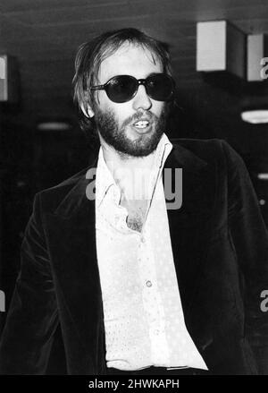Maurice Gibb von der Popgruppe Bee Gees reist nach Ibiza. Flughafen Heathrow. April 1973. Stockfoto