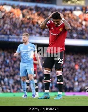 Jadon Sancho von Manchester United (rechts) reagiert auf eine verpasste Chance während des Spiels der Premier League im Etihad Stadium in Manchester. Bilddatum: Sonntag, 6. März 2022. Stockfoto