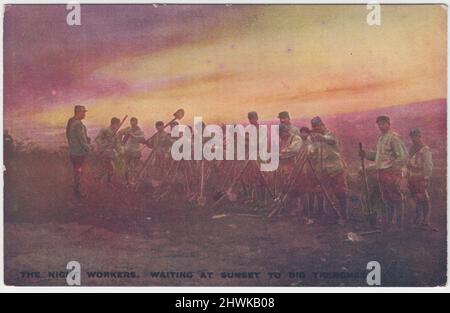 „Die Nachtarbeiter. Waiting at Sunset to Graben': Postkarte des Ersten Weltkriegs, die französische Soldaten zeigt, die mit Pik versammelt sind und darauf warten, mit dem Graben zu beginnen. Stockfoto