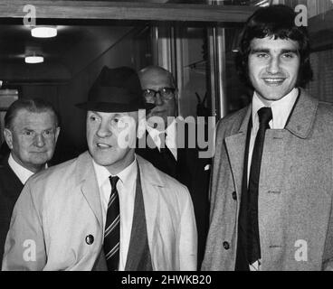 Larry Lloyd Liverpool Mitte Mitte mit Liverpool-Manager Bill Shankly, abgebildet, als er im November 1972 die Disziplinaranhörung der FA am Lancaster Gate in London verließ. Stockfoto