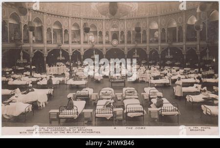 Royal Pavilion Indian Hospital, Brighton, erster Weltkrieg: Betten unter dem Dom. Verwundete indische Soldaten sitzen und liegen auf den Betten und einige medizinische Mitarbeiter sind auch auf dem Bild zu sehen. Die Postkarte wurde von der Corporation of Brighton mit Unterstützung der Militärbehörden unter Verwendung eines Fotos von A.H. Fry of Brighton veröffentlicht Stockfoto