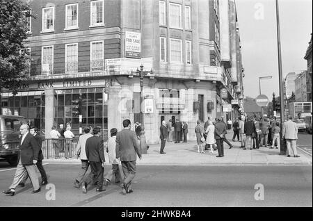 Lloyds Bank an der Ecke Baker Street und Marylebone Road, London. In der Nacht des 11. September 1971 wurde in den Tresor der Bank eingebrochen, in den die Bande einen Lederwarenladen namens Le Sac gemietet hatte, zwei Türen nördlich der Bank. Und tunnelte eine Entfernung von etwa 50 Fuß unter dem dazwischen liegenden Chicken Inn Restaurant vorbei, um das Gewölbe zu erreichen. Um nicht überhört zu werden, gruben sie nur am Wochenende. Die Räuber hatten zunächst mit einer thermischen Lanze versucht, in das Gewölbe einzubrechen, mussten aber schließlich Sprengstoffe einsetzen. Die Räuber kamen weg mit ¿1,5 Millionen Pfund Stockfoto