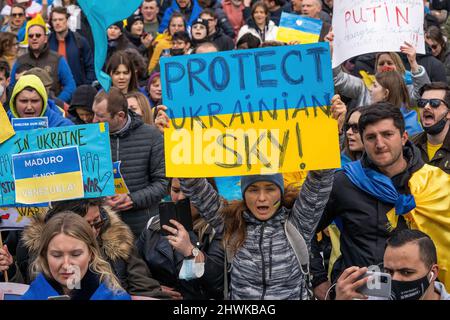 Brüssel, Belgien. 06. März 2022. Ein Demonstrator hält ein Plakat mit der Aufschrift „Protect Ukrainian Sky“ während der Demonstration. Tausende von Menschen nahmen an der Solidaritätskundgebung mit der Ukraine in der Hauptstadt Belgiens Teil. Sie fordern die Russen auf, die Invasion der Ukraine zu stoppen und die westlichen Nationen, um eine Flugverbotszone über ukrainischen Lufträumen zu schaffen. Kredit: SOPA Images Limited/Alamy Live Nachrichten Stockfoto