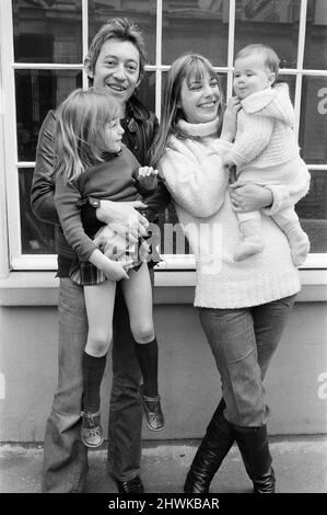 Jane Birkin & Serge Gainsbourg mit Familie, Kate Barry (aus Janes erster Ehe) und Charlotte Lucy Gainsbourg, zusammen zu Hause in Paris, Frankreich, am Sonntag, 7.. Mai 1972. Stockfoto