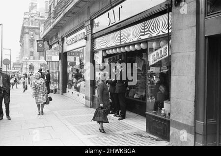 Lloyds Bank an der Ecke Baker Street und Marylebone Road, London. In der Nacht des 11. September 1971 wurde in den Tresor der Bank eingebrochen, in den die Bande einen Lederwarenladen namens Le Sac gemietet hatte, zwei Türen nördlich der Bank. Und tunnelte eine Entfernung von etwa 50 Fuß unter dem dazwischen liegenden Chicken Inn Restaurant vorbei, um das Gewölbe zu erreichen. Um nicht überhört zu werden, gruben sie nur am Wochenende. Die Räuber hatten zunächst mit einer thermischen Lanze versucht, in das Gewölbe einzubrechen, mussten aber schließlich Sprengstoffe einsetzen. Die Räuber kamen weg mit ¿1,5 Millionen Pfund Stockfoto