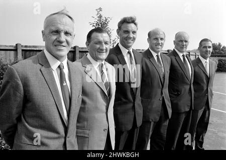 Liverpool-Manager Bill Shankly (links) und sein neues Team aus Hinterzimmermitarbeitern (von links nach rechts): Bob Paisley, Assistant Manager; Joe Fagan, Trainer 1.; Ron Moran, 2. Teamtrainer; Reuben Bennett, Sonderaufgaben; und Tom Saunders, Jugendtrainer; Abgebildet bei Melwood 8. Juli 1971. Bill Shankly 57 hat gerade einem neuen Vertrag zugestimmt, der ihn für weitere 3 Jahre bei Anfield halten wird. Der Club kündigte heute auch einen Back-Room-Shuffle an, neue Positionen, die oben aufgeführt wurden. Stockfoto