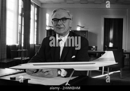 Dr. Archibald Russell, der in den Ruhestand tretende Vorsitzende der British Aircraft Corporation, Filton Division, und der Designer von Concorde, auf seinem Schreibtisch in Filton vor ihm abgebildet, ist sein persönliches Modell von Concorde. 1.. Januar 1971. Stockfoto