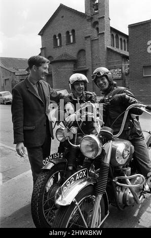 Der Reverend Les Milner im Gespräch mit den Mitgliedern Raymond Fox (rechts) und Ron Gillam vor dem Hauptquartier des Double Zero Clubs. Der Club wurde nach Schwierigkeiten mit Hell's Angels geschlossen. Der Verein, der die Zuneigung der Stadt für die Wohltätigkeitsarbeit und die Barmherzigkeit ihrer jungen Motorradfahrer gewonnen hat, hat seine Aktivitäten zum ersten Mal seit seiner Gründung vor fünf Jahren eingestellt. 28.. Juni 1971. Stockfoto