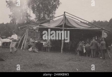 Vintage-Schwarz-Weiß-Foto über eine Veranstaltung oder Hochzeit in einem Zelt, wo die Kellner oder Kellner tragen fez türkischen Hut. Oder es ist eine große Grillparty. Zeitraum: 1920s. Quelle: Originalfoto. ADDITIONAL-RIGHTS-CLEARANCE-INFO-NOT-AVAILABLE Stockfoto